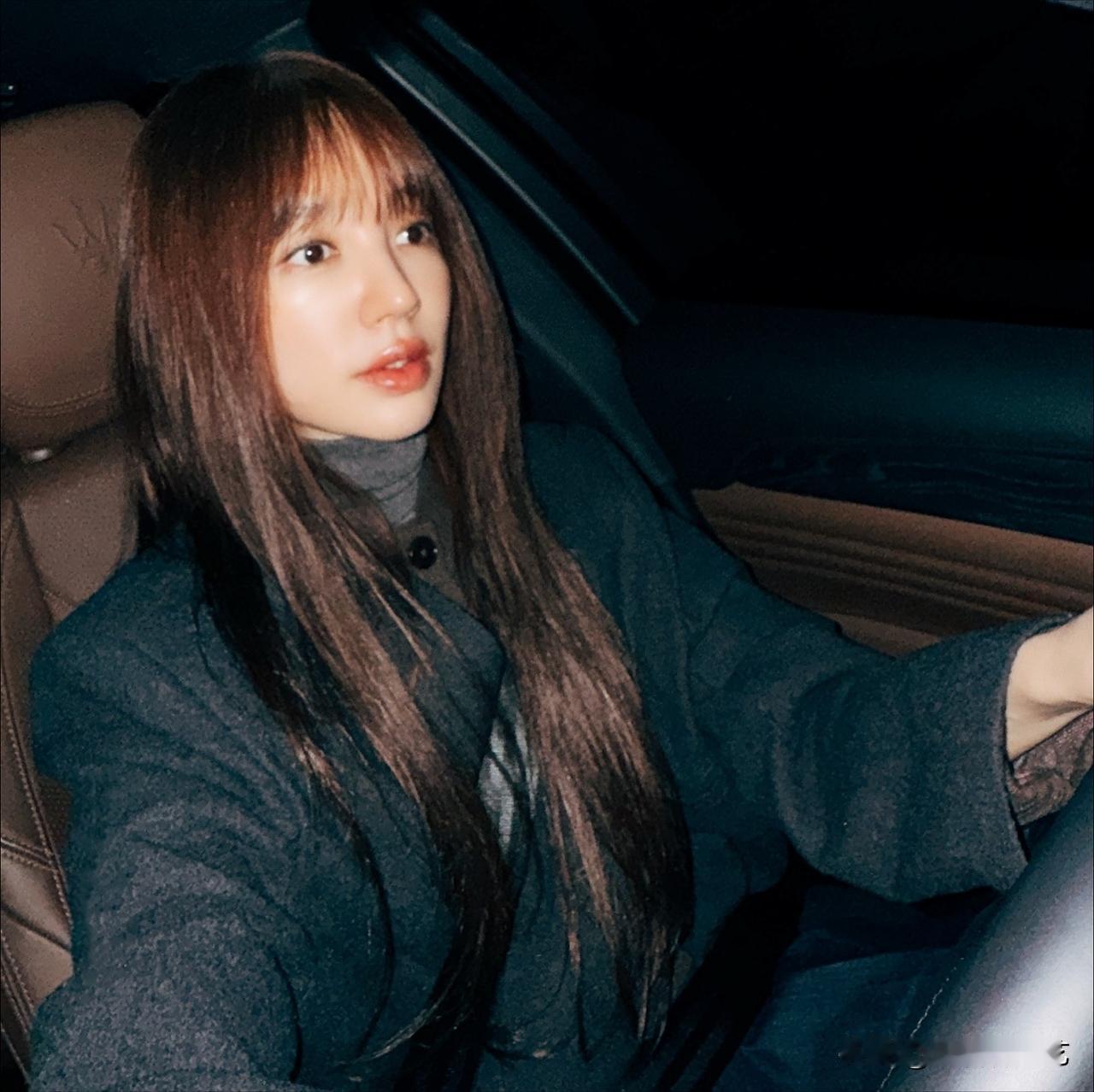 1日，演员尹恩惠在自己的Instagram上上传了多张照片。公开的照片中，尹恩惠