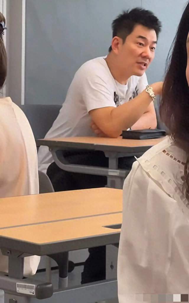 任贤齐现身家长会 坐最后一排和家长聊得热火朝天 全程滔滔不绝