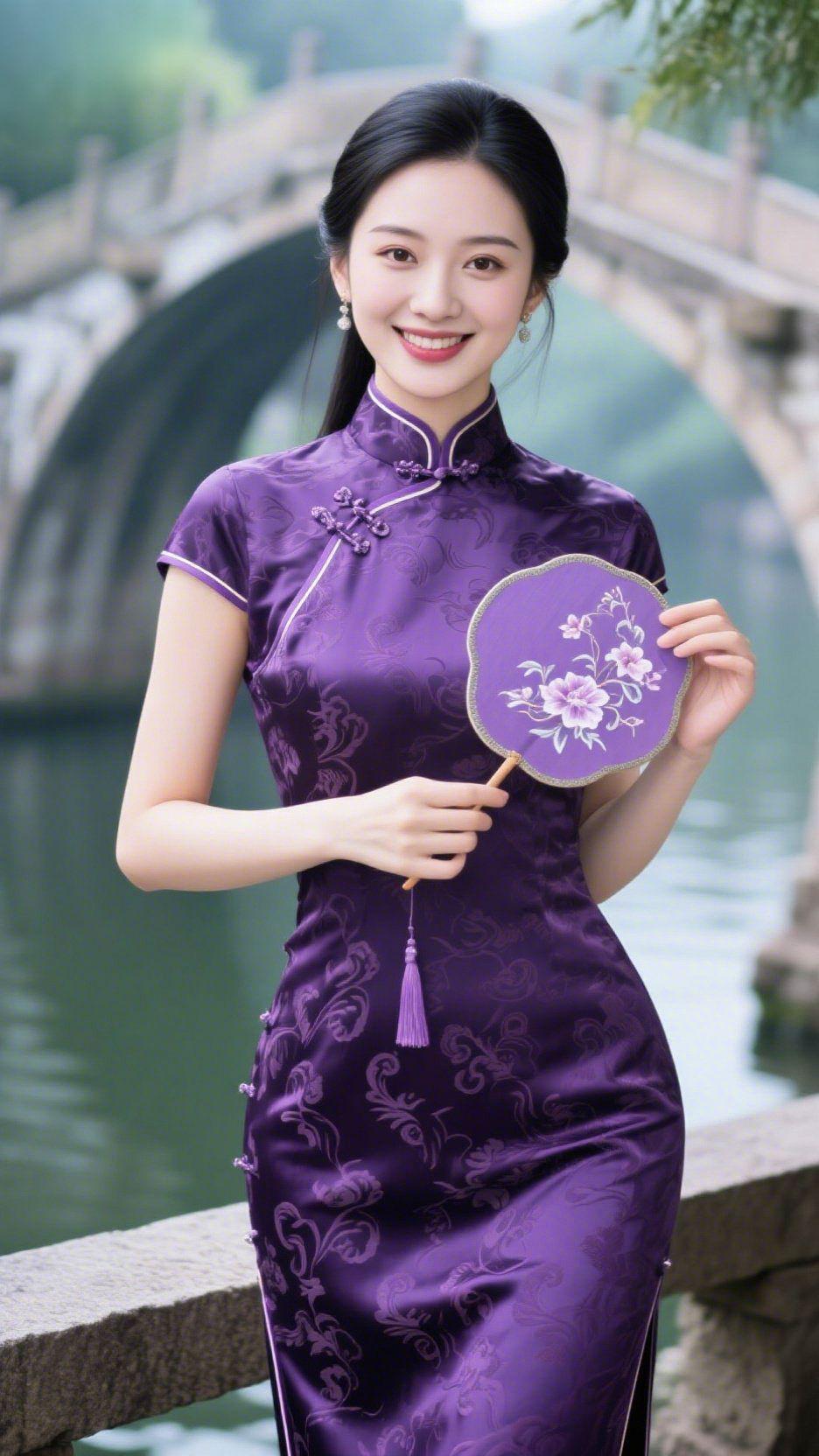 紫袍沾桥春石桥浸在湖光里，她立在栏边，紫缎旗袍裹着一襟温软。衣身绣纹