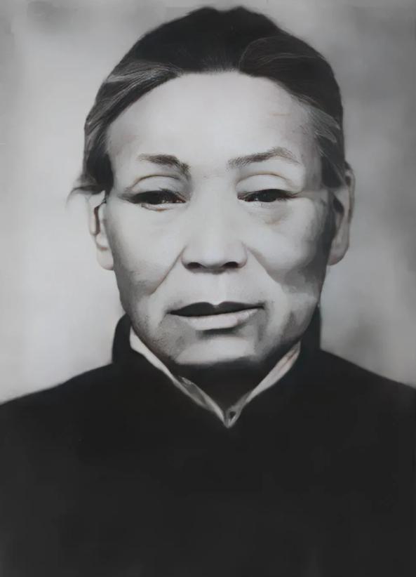 1938年深秋的清晨，大常村的狗突然不叫了。常大娘端着粗粮饼子刚走到院门口，