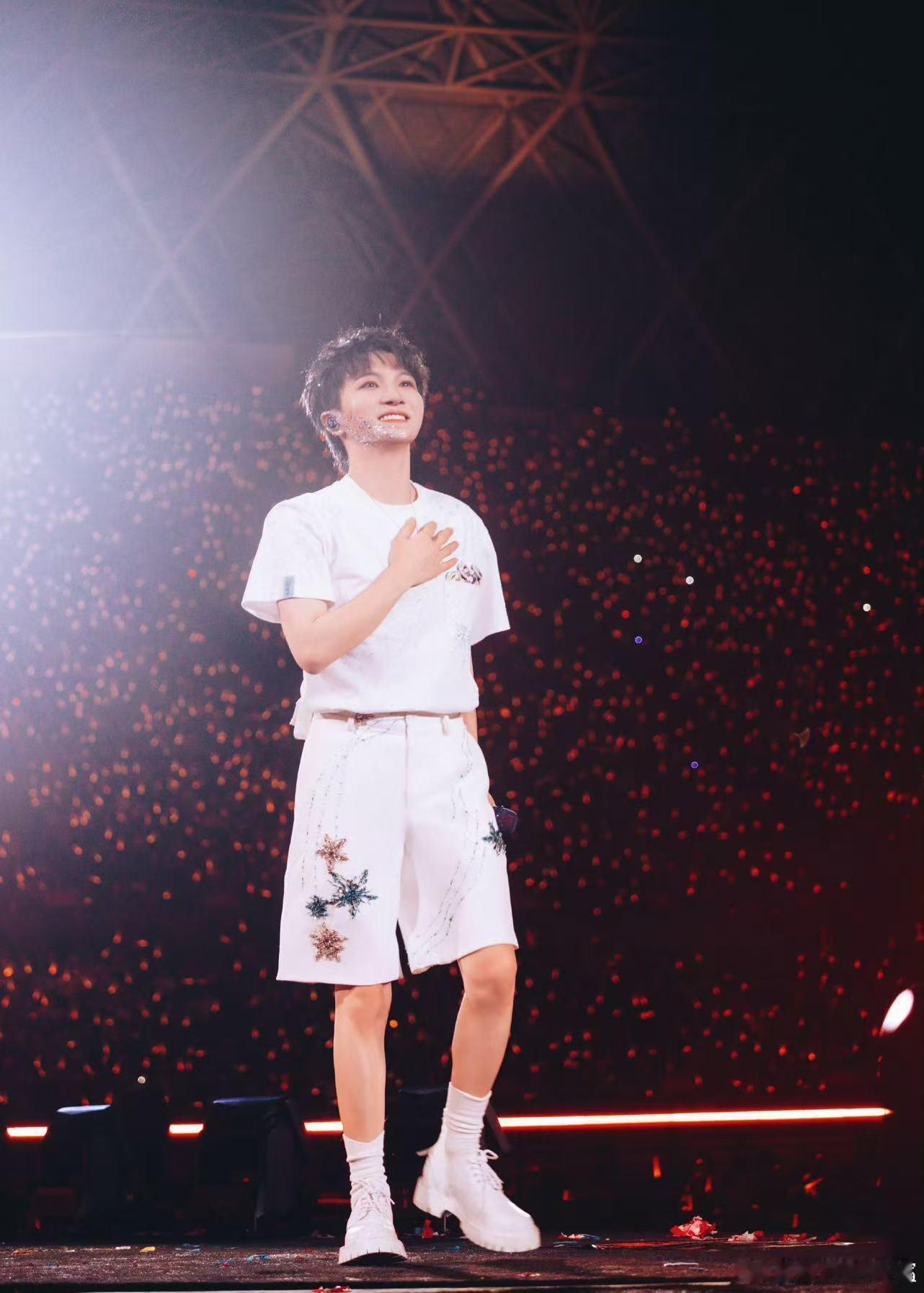 周深暑期八场演唱会周深标记了两处新地点重磅巡演席卷盛夏，四城八场火力全开，全新路