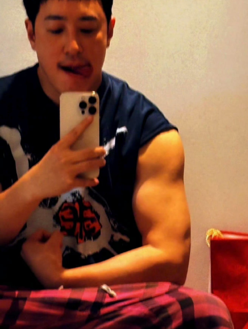 内娱吃货天花板潘玮柏，一边被封碳水教父疯狂干饭，一边又时不时上线健身打卡，最后干