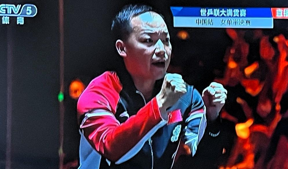 国乒没有女教练的原因找到了[捂脸哭]看看王曼昱的场外指导，任浩教练就会知道原因