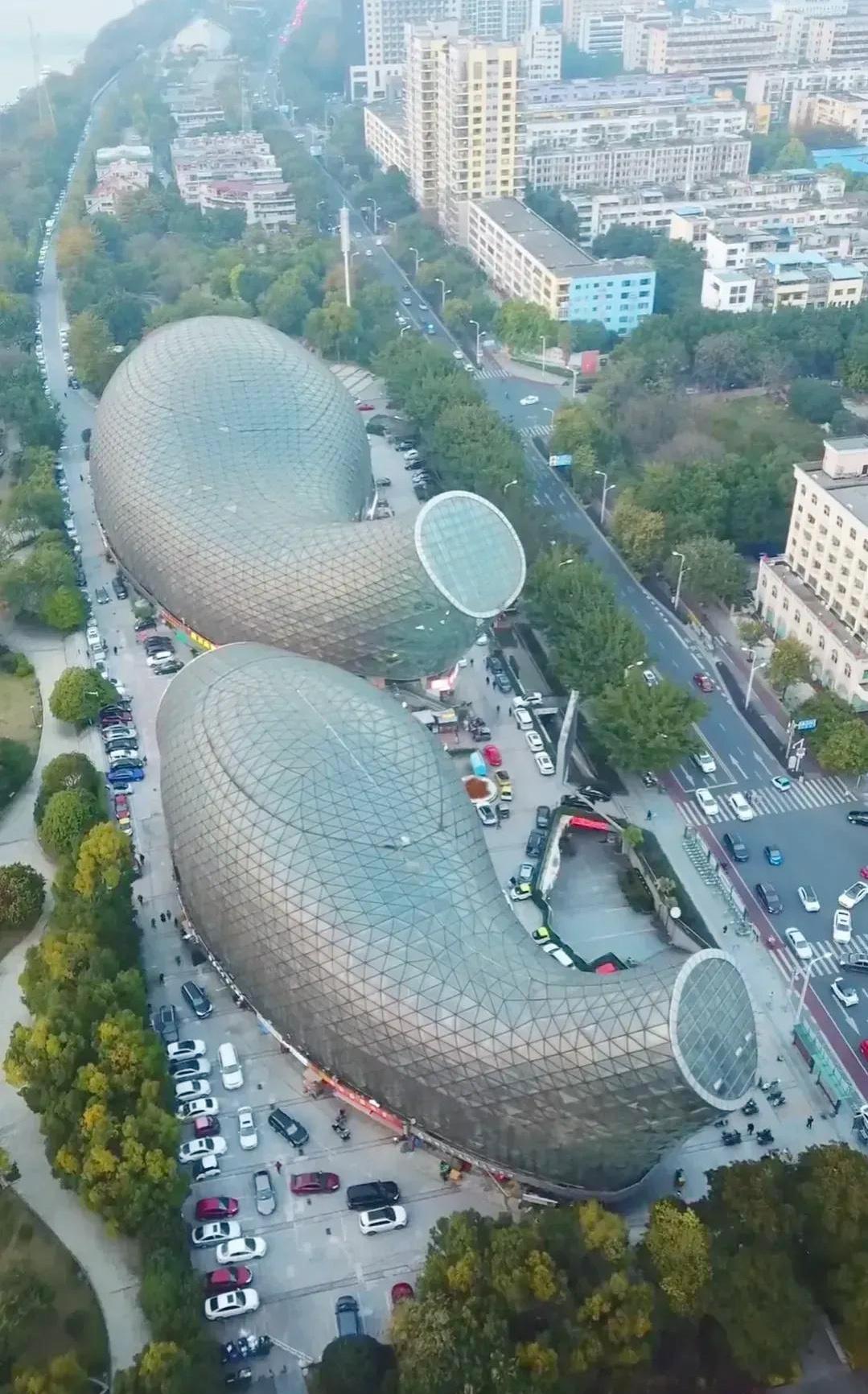 去广西柳州市旅游，看见一座造型很奇特的建筑，当地人叫双鱼汇。它位于柳州市壶东大桥