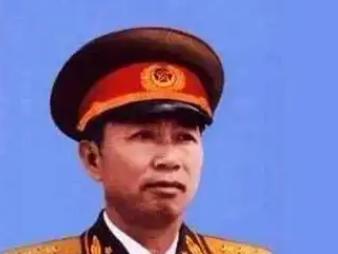 1950年，苏联援华的100架战机刚到位，刘亚楼一看就火了：竟全是“光杆司令”，