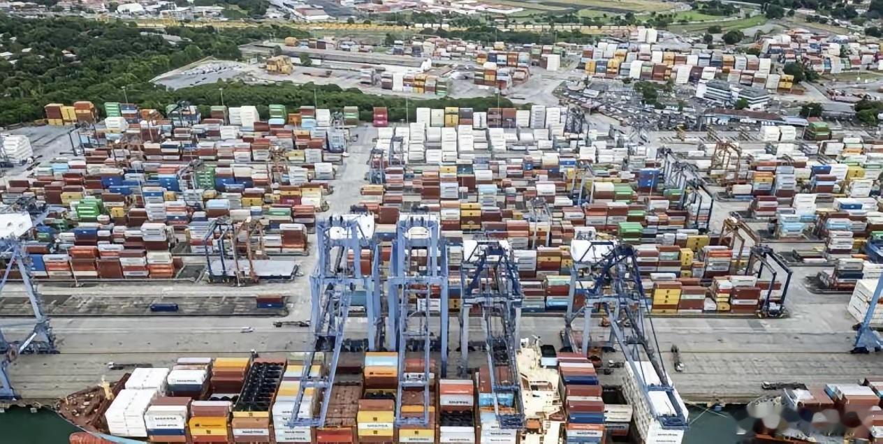 别把中方的警告不当一回事，对巴拿马的第一波反制来啦。据彭博社报道，中国要求国有企