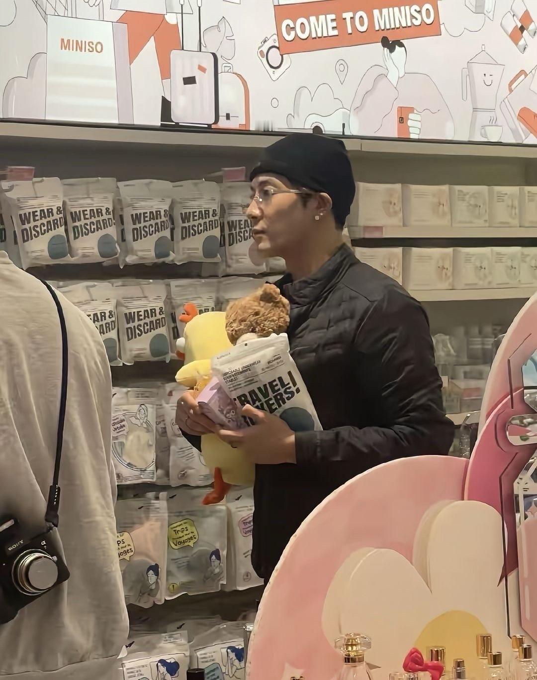 王嘉尔在巴黎名创优品，买了个XL码内裤，结果全网都知道了！前几天他在