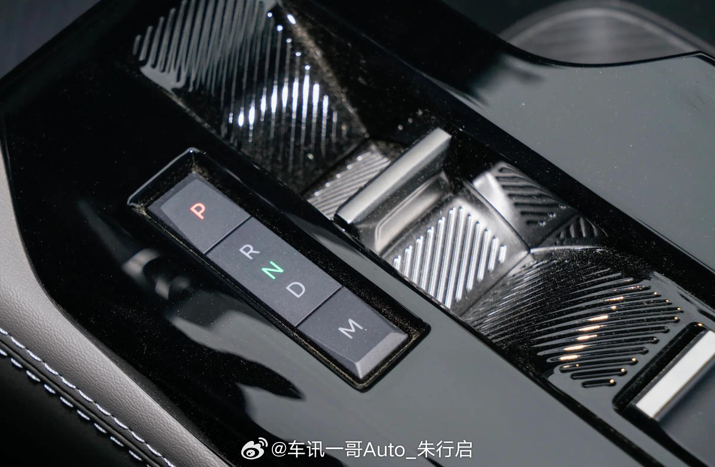 东风雪铁龙官方宣布新款凡尔赛C5X上市，共推出悦不凡、驭不凡、耀不凡三个配置版