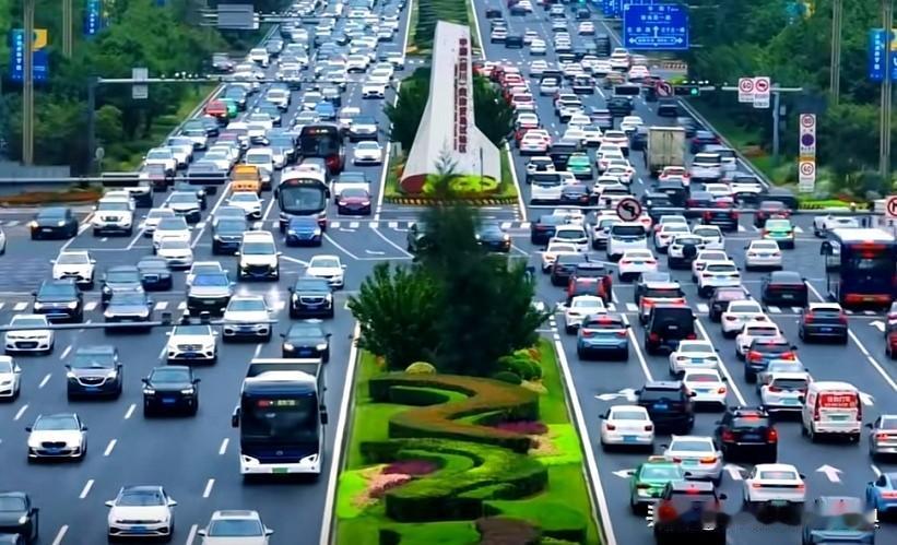成都机动车保有量已突破800万辆，稳居全国前列，城市交通压力持续增大。近期，不少