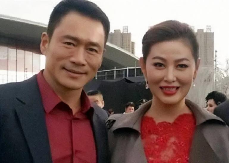 王思懿采访亲口承认，拍水浒传时和丁海峰确实动过心王思懿在一次采访里很直接地