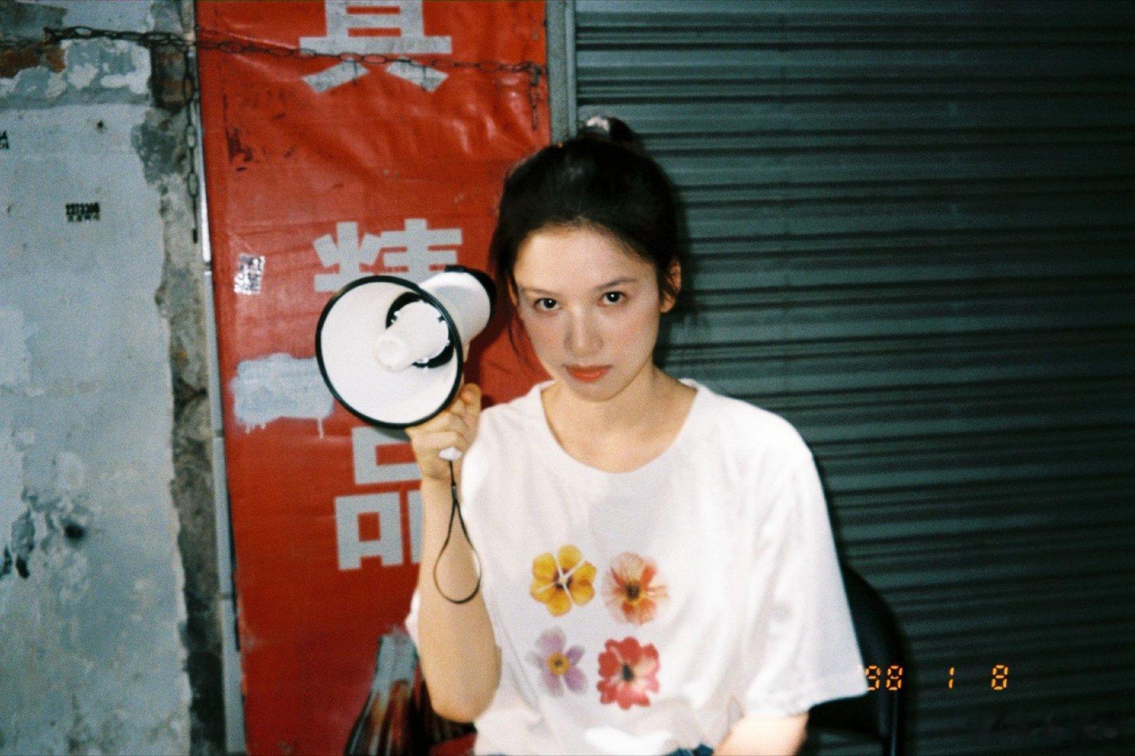 张婧仪好灵啊张婧仪明明是成熟长相。但是刘海头的时候真的充满了朝气，而且很普通的衣