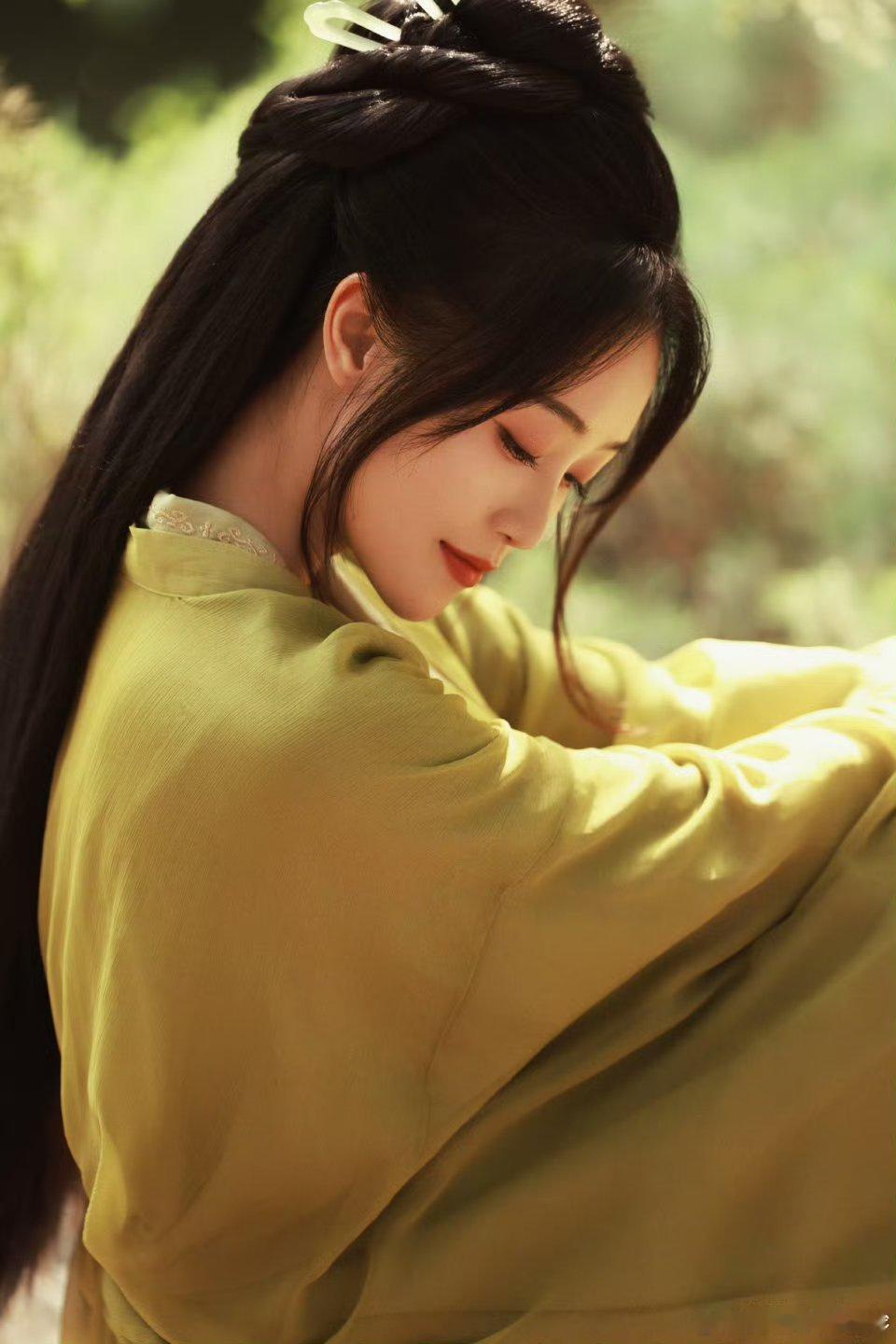 蓝盈莹粽绿古风造型真的被蓝盈莹这套粽绿古风造型狠狠迷住了，绝了好嘛，这身和端午节