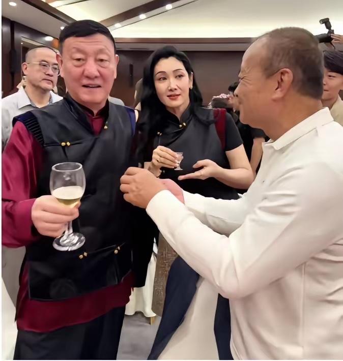看照片上韩磊和自己的妻子其其格已经六十岁的韩磊，状态还是非常不错的查了一下