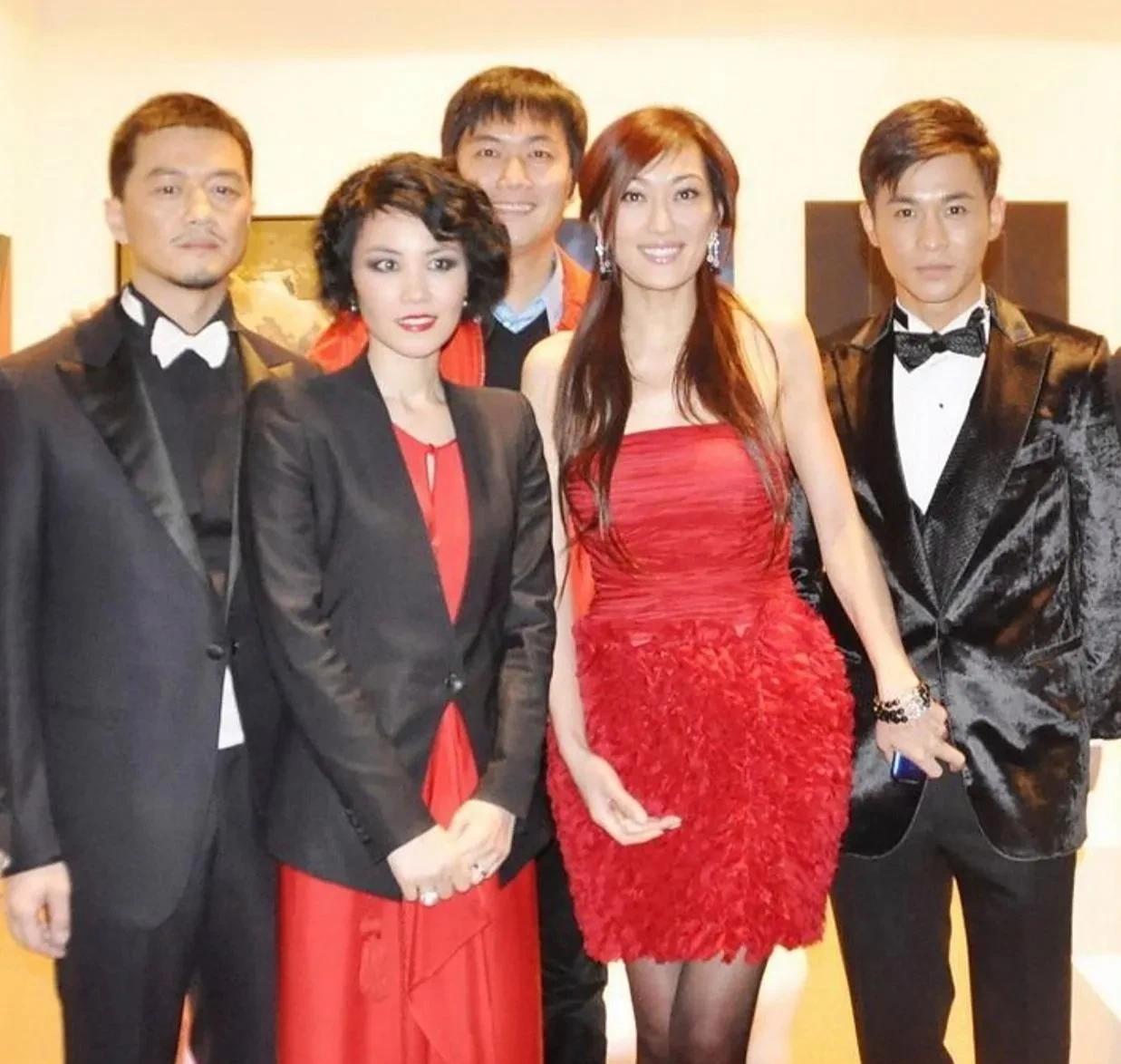 我很纳闷！为什么？王菲和李亚鹏在一起从来没有漂亮过？#王菲##李亚鹏