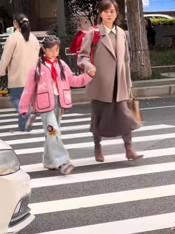 上海街头偶遇孙俪啦！她牵着个小姑娘慢慢过马路，小手拉大手的样子，暖得人心里软软的