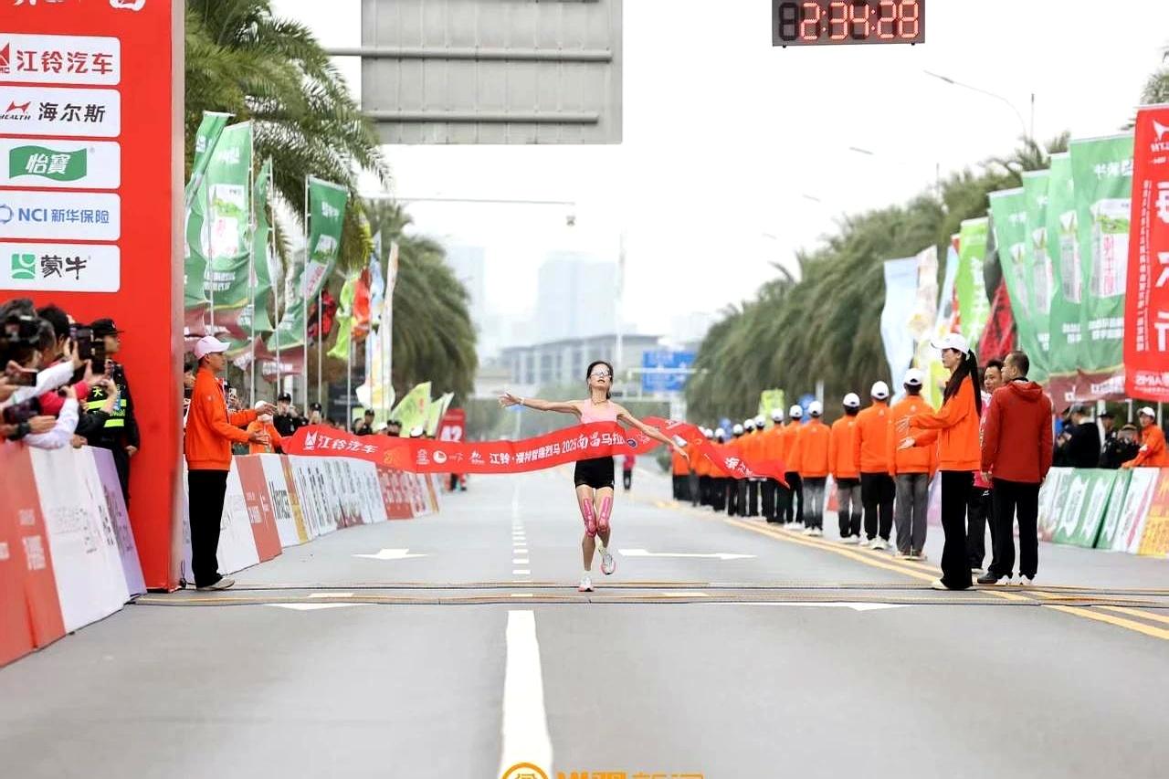 南昌姑娘把家门口的纪录踩进2小时35分。她跑过的每一步，街坊都看得见。