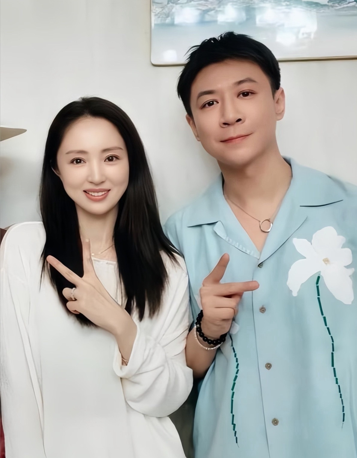 董璇在综艺中谈到再婚缘由时，那句表达其实很接地气：一个人时，和导演多沟通几回都可能被外界想歪；有了婚