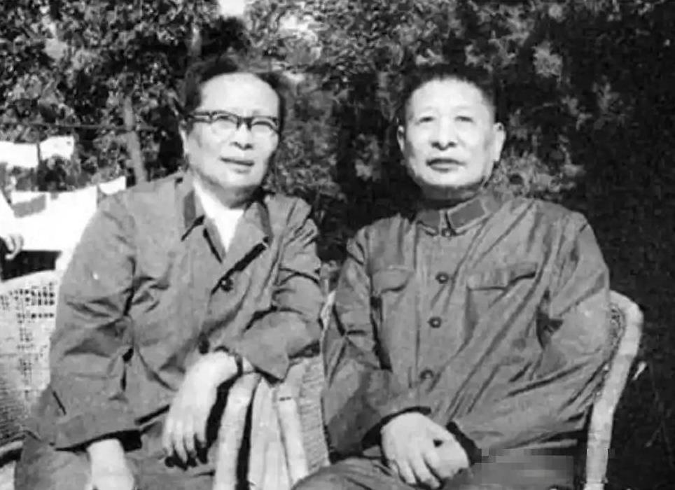 1972年，军事科学院副政委钟期光上将因病瘫痪，2个儿子参军被拒，孩子们无奈下找