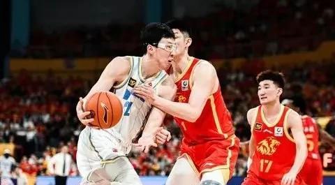 夺冠无望！广厦赢球却又走了老路广厦队103-96艰难战胜了北京队，赢球固然值得
