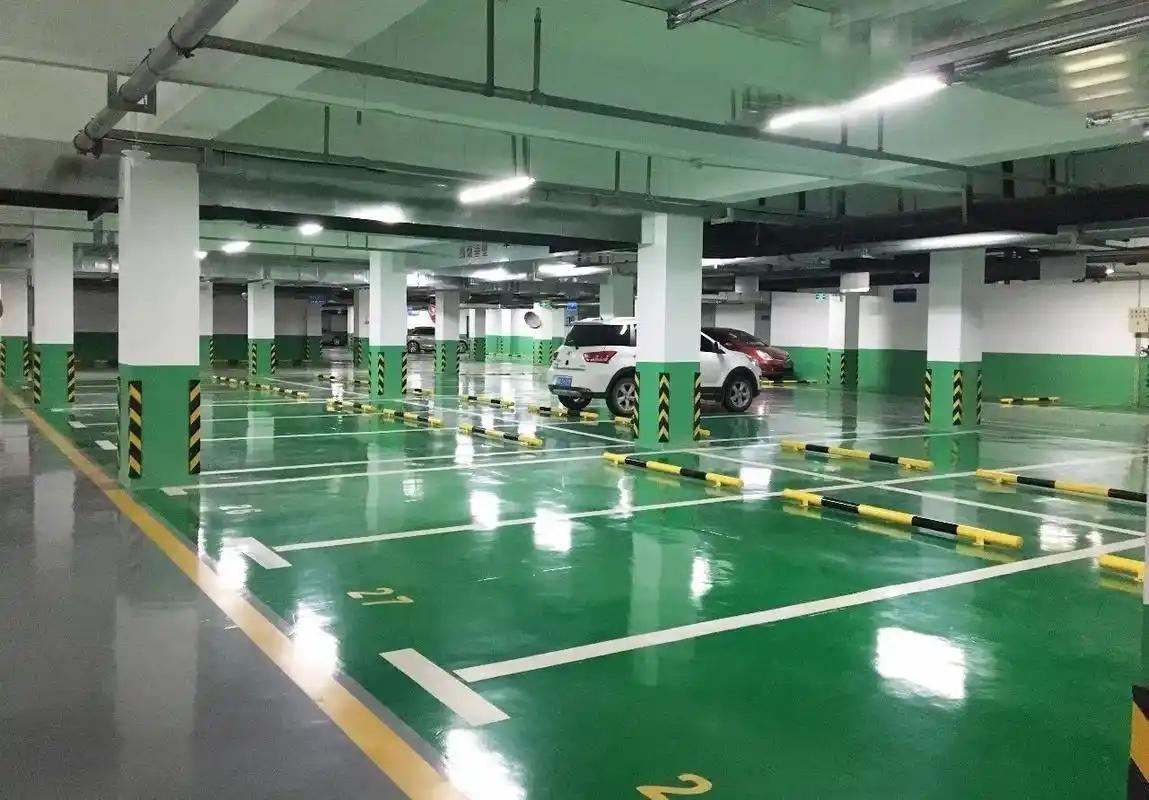 曾经买房必买的地下车位，如今正沦为楼市里最烫手的山芋。 原先15万一个的车位