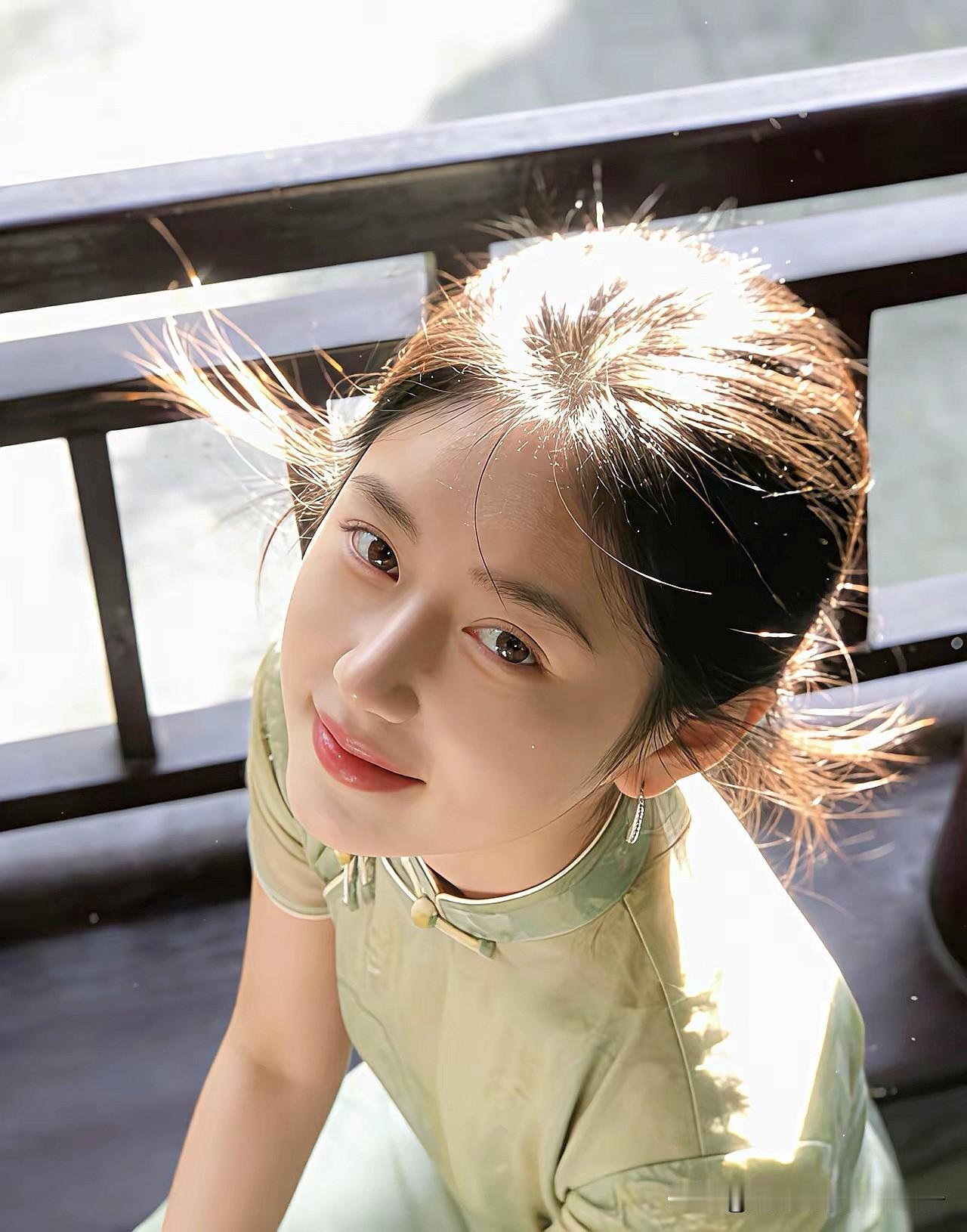 民国女性服饰里，旗袍堪称经典。那可是一个新旧交替、西风东渐的时代，旗袍开风气之先