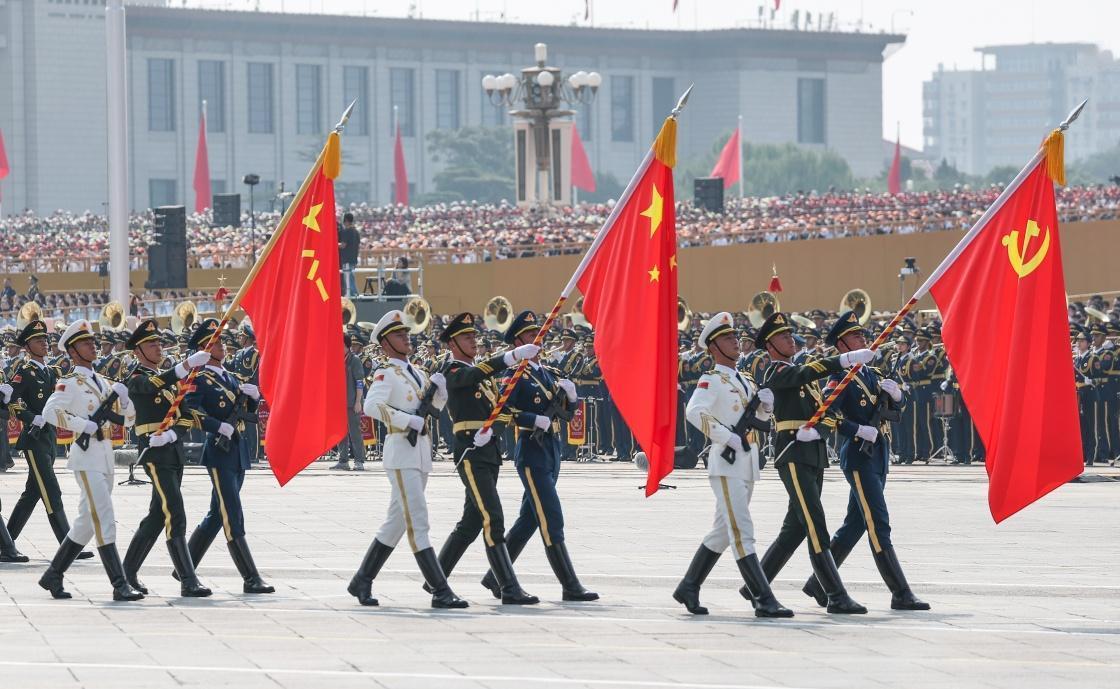 中国三军仪仗队风采尽显，整齐挺拔气场十足，外国友人现场由衷赞叹中国人民解放