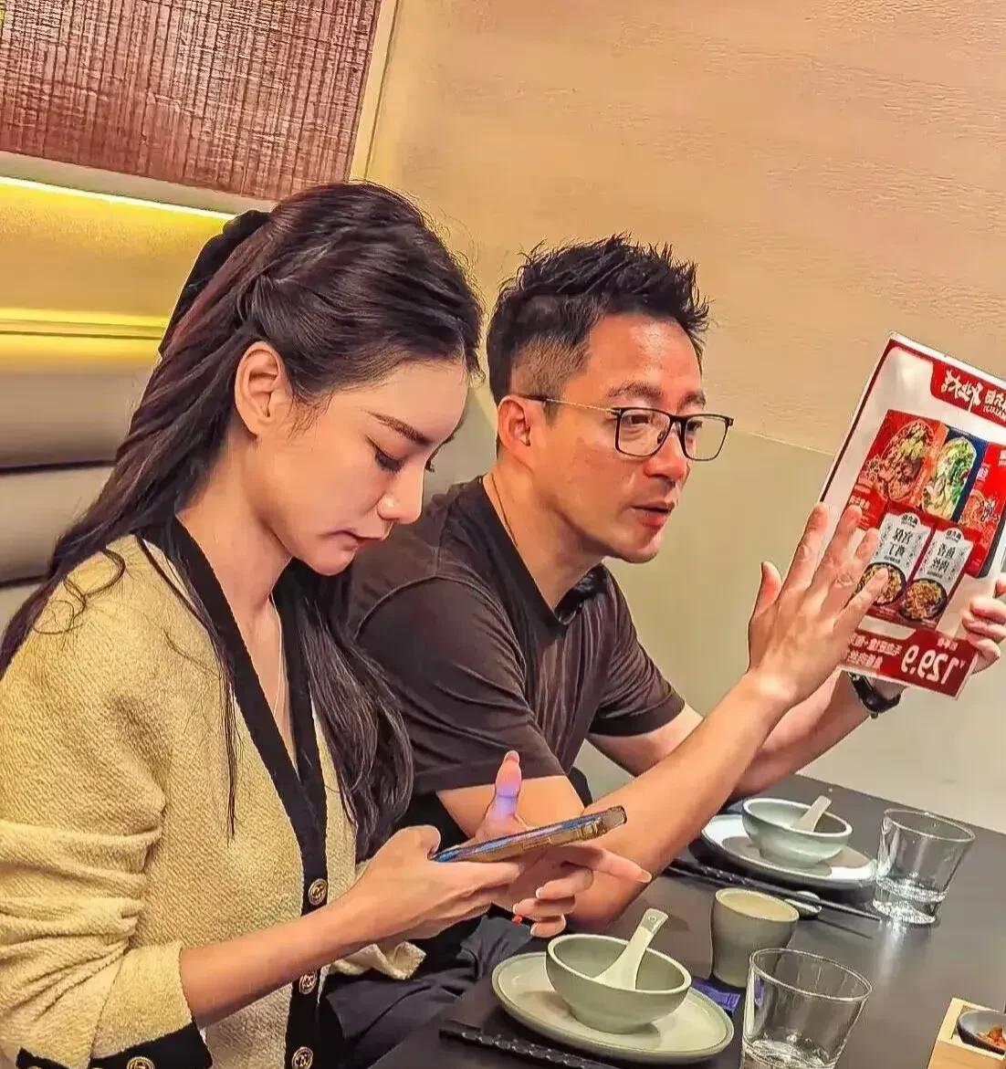 马筱梅前夫缺钱了，打官司的钱都是他父亲给的。他现在所以操作都为了给自己造势，蹭流