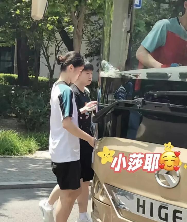 6.25新鲜的孙颖莎！今天终于看到清晰的莎莎啦！今天莎穿了一身黑，嗯显瘦喔，