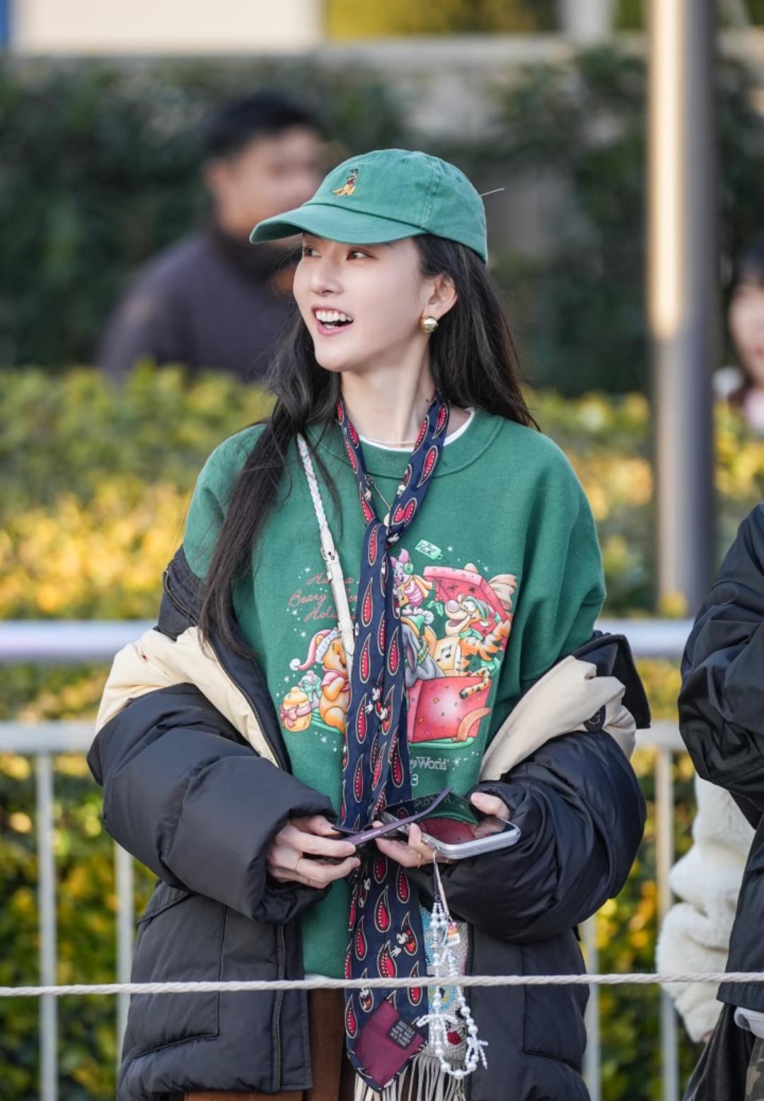 1月14日，宋祖儿现身上海迪士尼乐园偶，她一身休闲时髦的打扮，玩得十分尽兴，状态