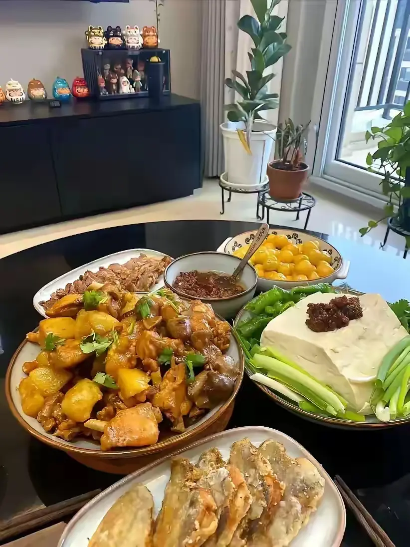 这是哪里的菜式？首先排除广东，广东不喜欢这样吃豆腐，也不知道那个地方这样吃。