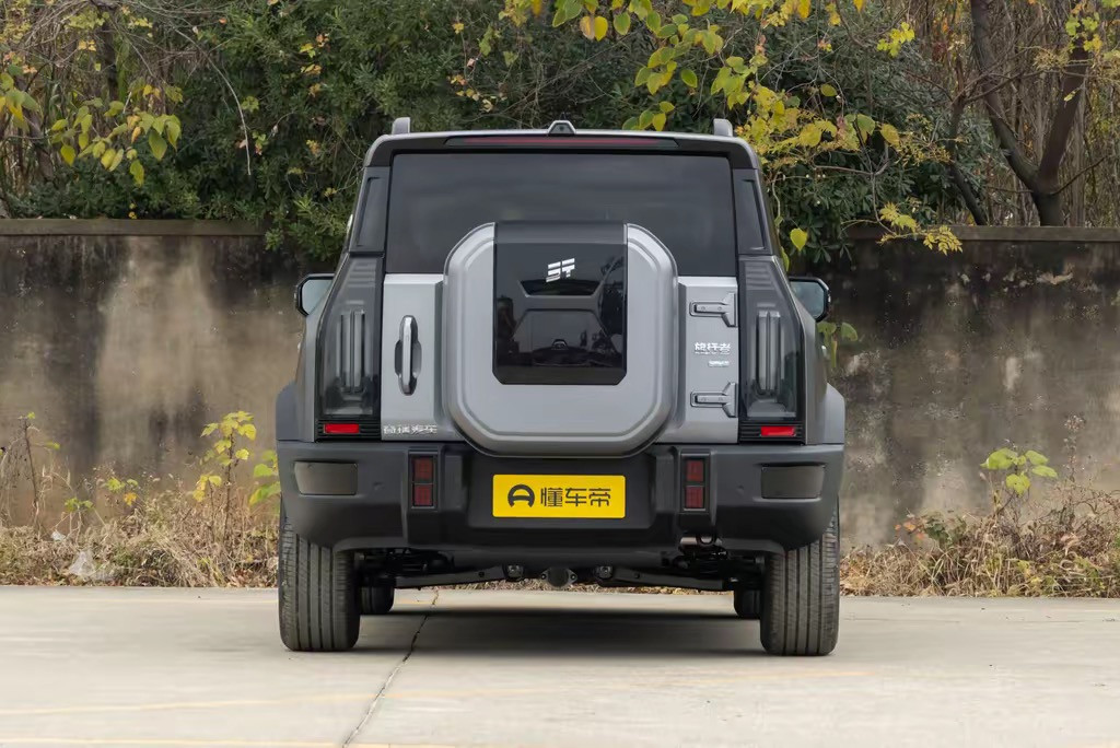 捷途旅行者是一款主打硬派越野风格和“旅行+”生活方式的中型SUV，凭借其“方盒子