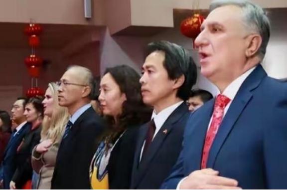 二毛家独立后，大量科学家曾被中国“接纳”。而这些科学家来到中国后，不少人第一个要