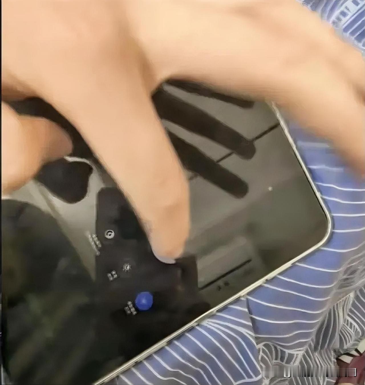 继翻机不卡后，手机圈又一场人性测试过了，某位博主发了一段平板卡顿的视频，标题分别