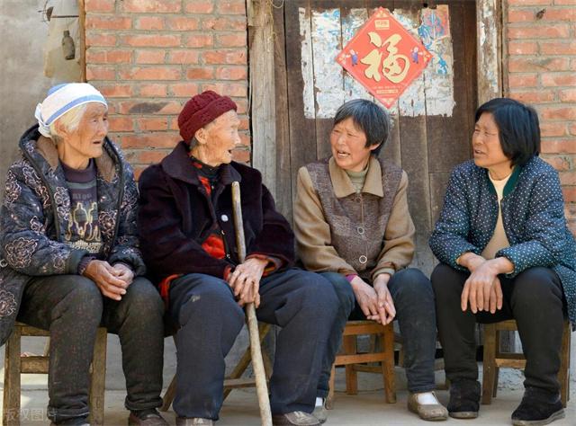 国家铁了心要给农村人涨养老金，根源上实际就卡在“三个等不起”。 其实国家这几
