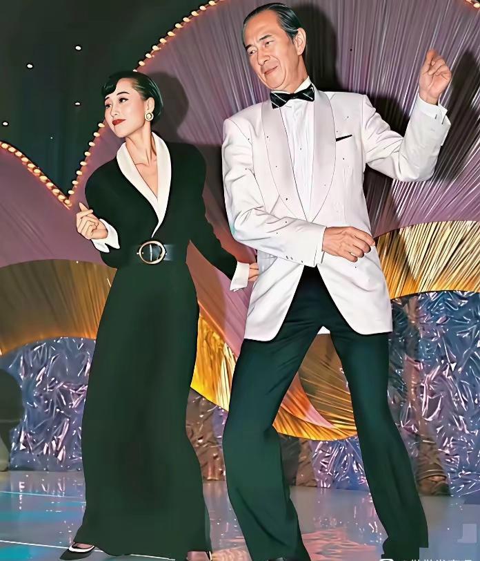 利智与赌王何鸿燊共舞的旧照成为港圈经典瞬间，风度与美貌交织，令人难忘‌。利智身着