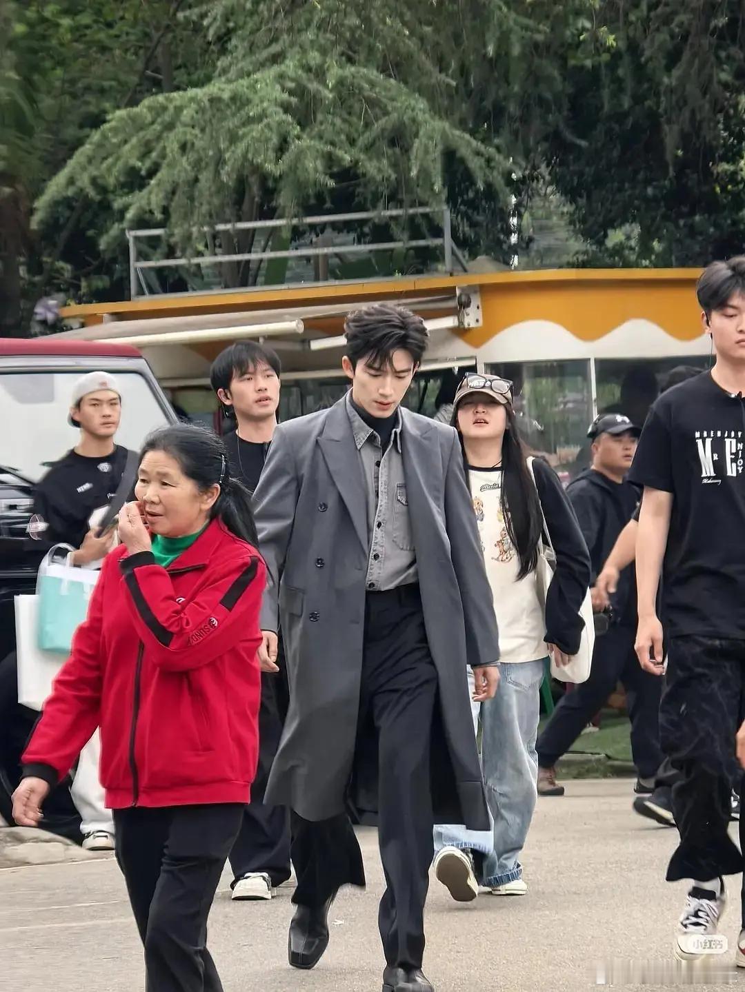 腿好短，身材比例太差了wxy