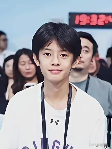邓超和孙俪的大儿子等等，很好的诠释了长江后浪推前浪，一代更比一代强的说法，等等的