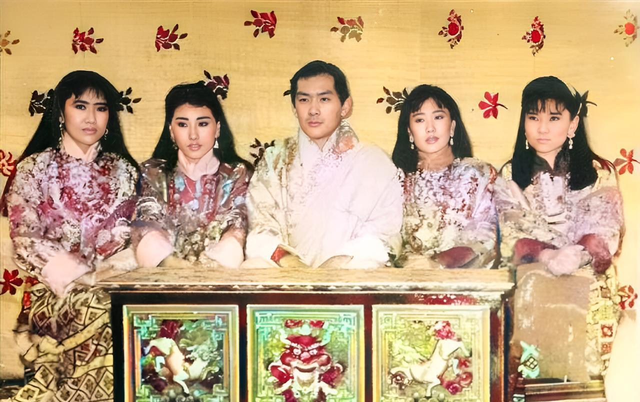 这是不丹国王格梅·辛格·旺楚克与他的四个妻子。格梅·辛格·旺楚克是不丹的第四任国