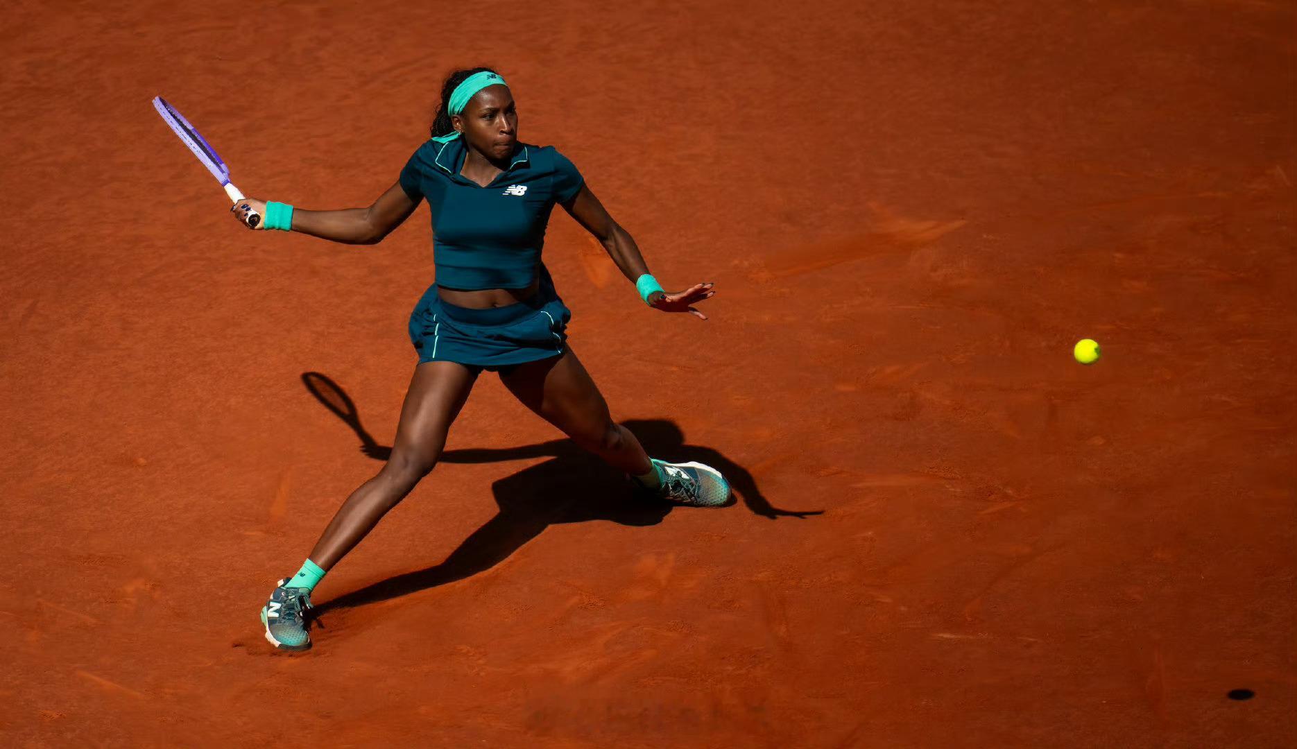 诺斯科娃淘汰高芙！WTA1000马德里站第四轮，13号种子诺斯科娃在决胜盘克服1