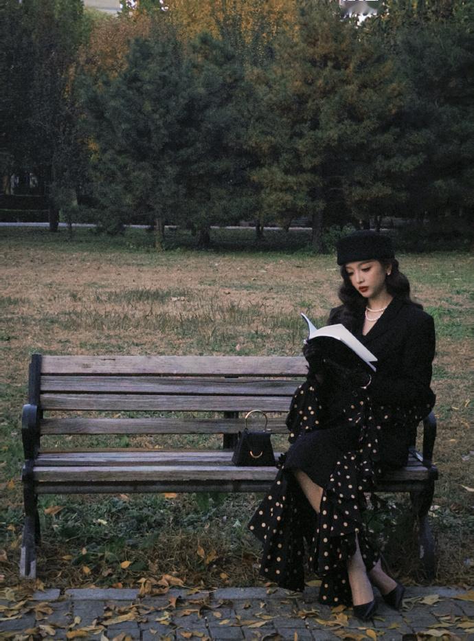 吴宣仪黑衣法式女郎吴宣仪黑衣法式女郎即视感，美的我一大跳呀，完全感受到法式的浪