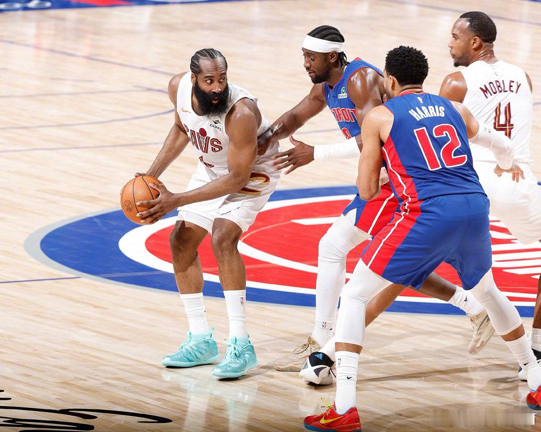抢七骑士战胜活塞NBA东部半决赛抢七大战落幕，骑士客场火力全开，以125-9