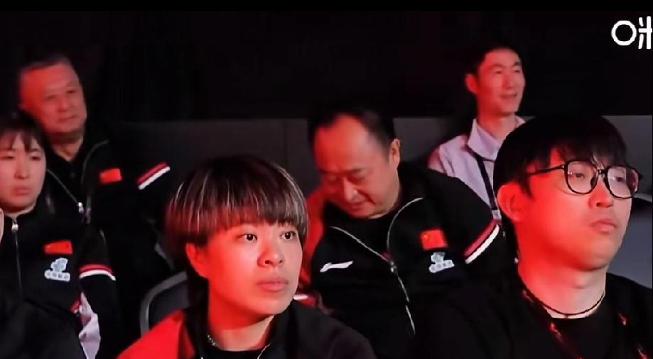 看着莎莎表现，王励勤笑了！莎莎1/4单打中，连赢日本三局，第四局先下3分，日本