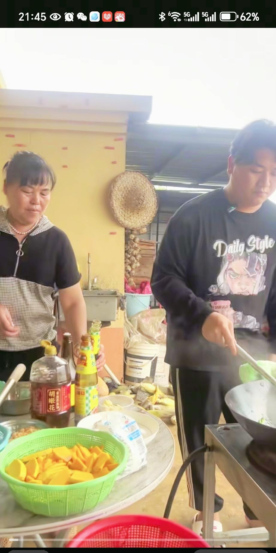 09月24日，全红婵的哥哥，回到家就做起了大厨，看着熟练的颠勺动作和翻炒，一看就