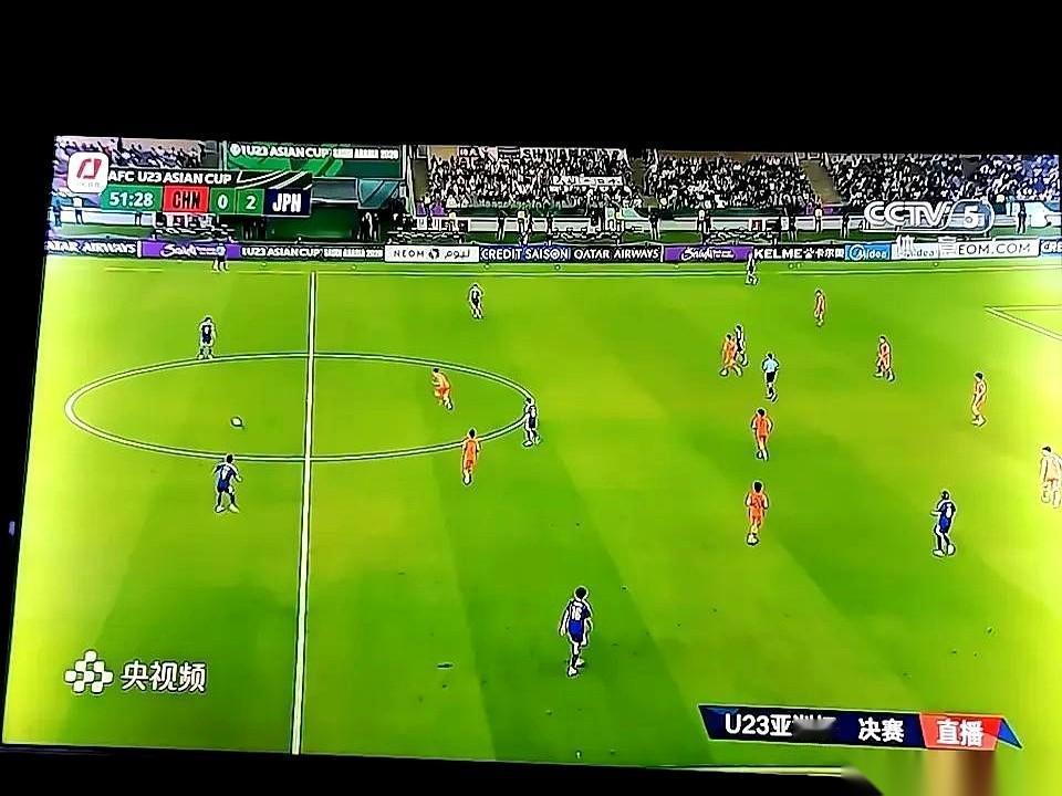 刚看完U23国足对日本的上半场，镜头给到自家禁区前沿，简直让人血压升高。后卫一
