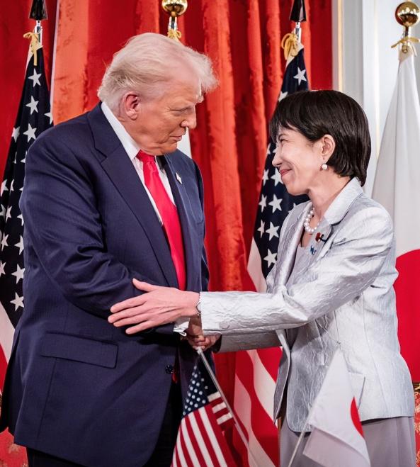 太尴尬了！日本为了安抚特朗普做出新的承诺，高市早苗拒绝美国的点名，不向霍尔木兹海