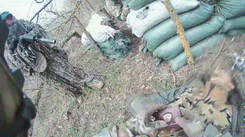 在扎波罗热地区的激烈清剿行动中，乌军侦察分队成功突入战场，对一伙在近距离激战中对