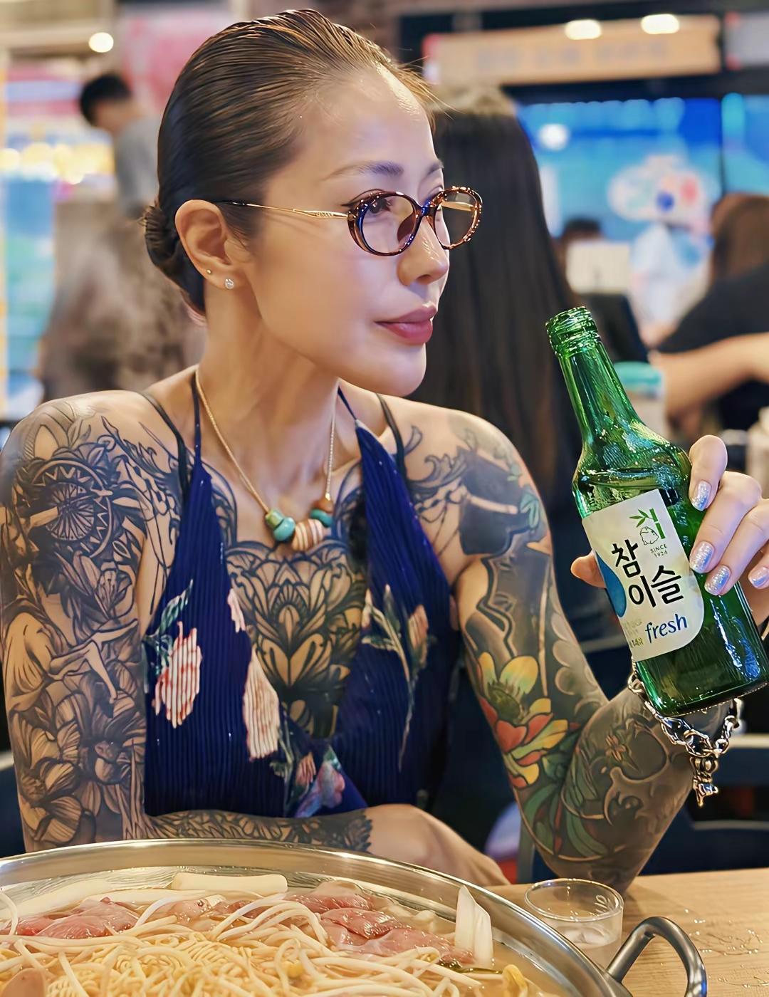 年纪看起来四十多岁，却有着这一身的通体纹身，大姐一看就是有故事的人。不得不说纹