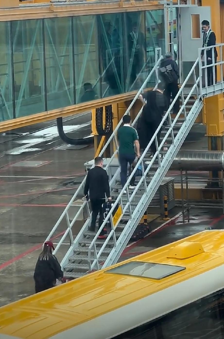 结束澳门世界杯行程，离开入住酒店，国乒团队乘车到达珠港机场，今日由珠港机场飞回成