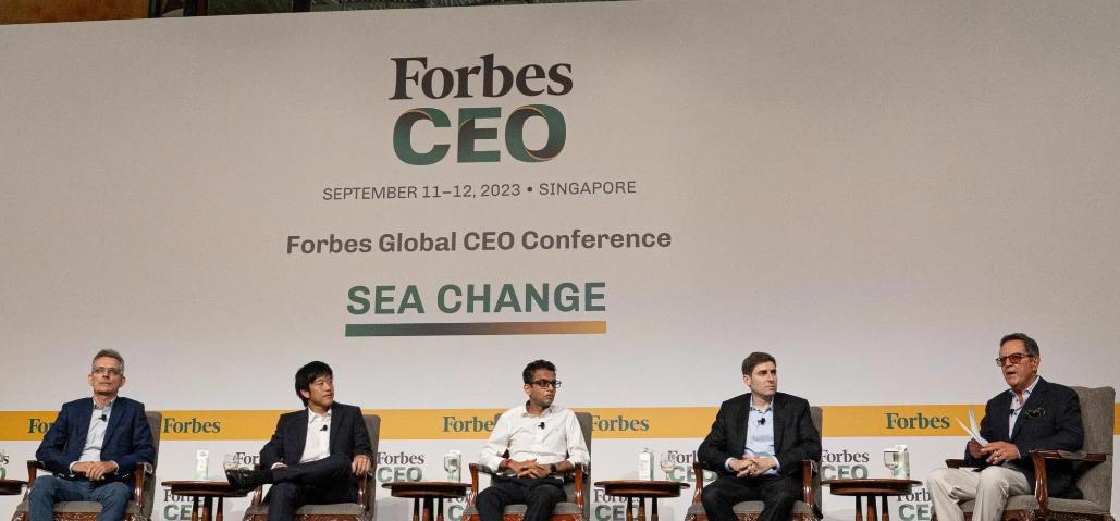 在新加坡举行的福布斯全球CEO会议上，菲律宾总统小马科斯面对台下的一众国际商界巨