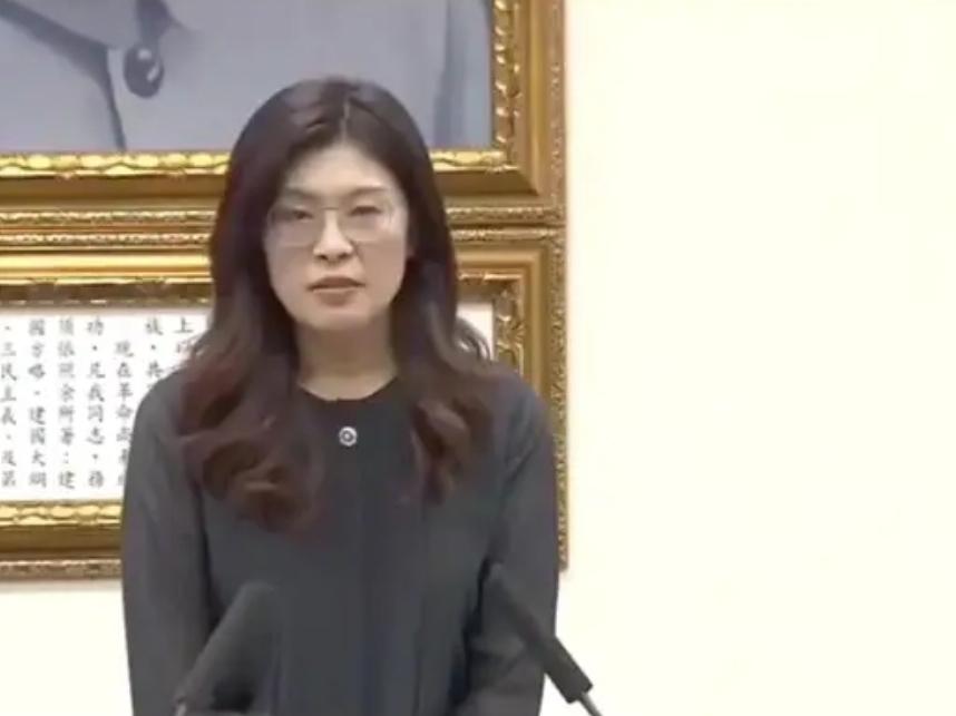 郑丽文这手，确实有点东西！10月8日，郑丽文将不出席府前双十庆典，改到高雄